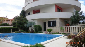 Modernes Ferienappartement mit drei Balkonen mit Meerblick, in der Nähe des Strandes und des Zentrums, mit einem gemeinschaftlichen Partyraum